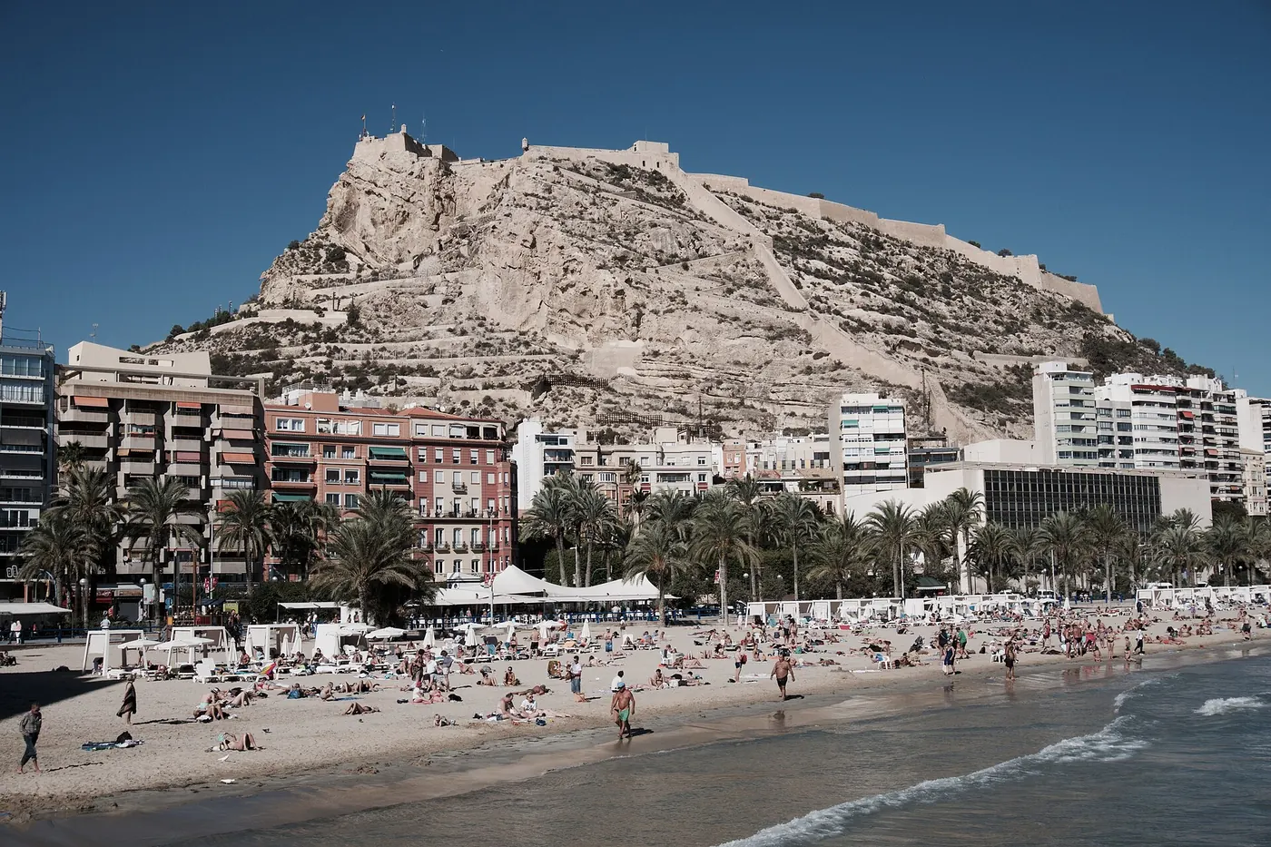 Alicante — Castillo de Santa Bárbara y playa del Postiguet